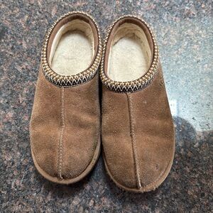 Ugg big kid size 6 Tasman clog slippers Chestnut